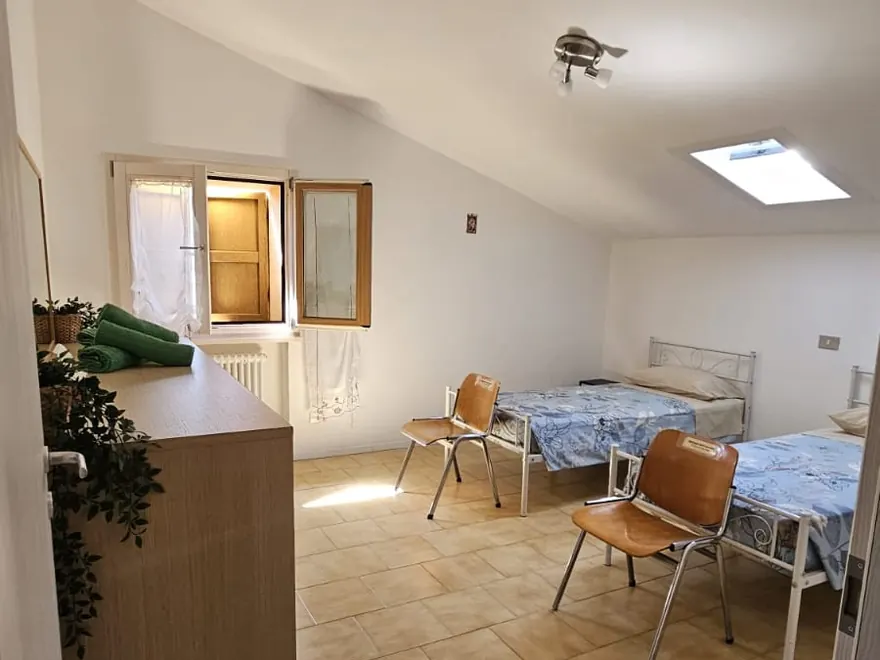 Camera Matrimoniale/Doppia con Letti Singoli — sistemazione del Nonna Marisa B&B a Madonna di Fornelli