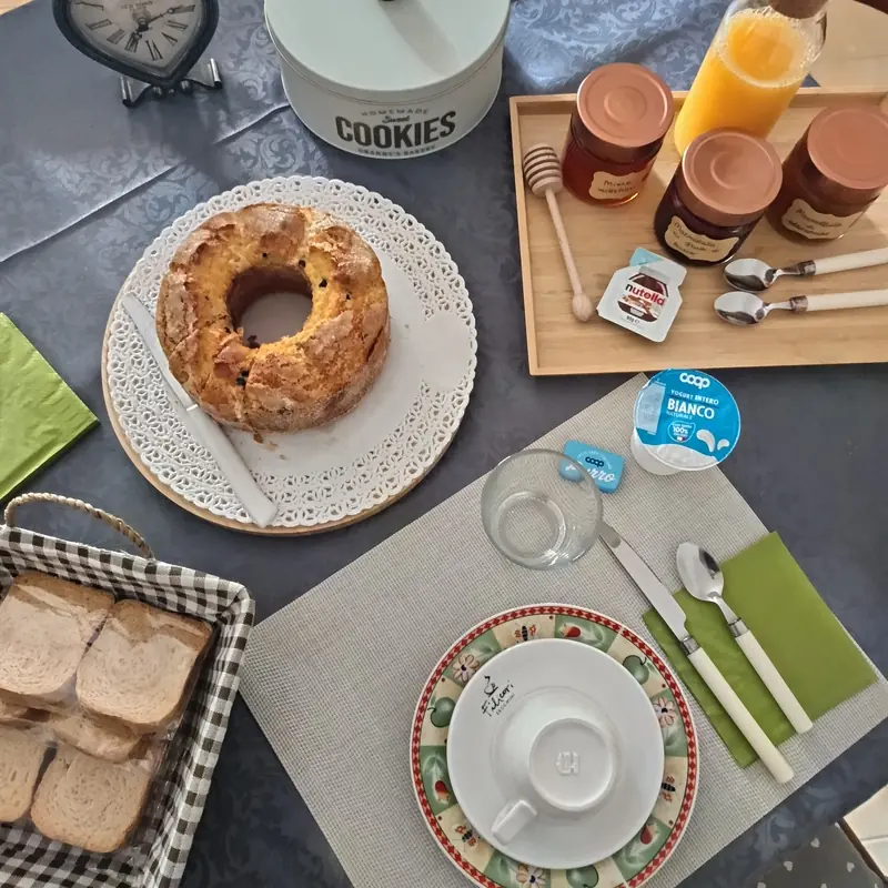 Colazione a buffet con torte fatte in casa al Nonna Marisa B&B