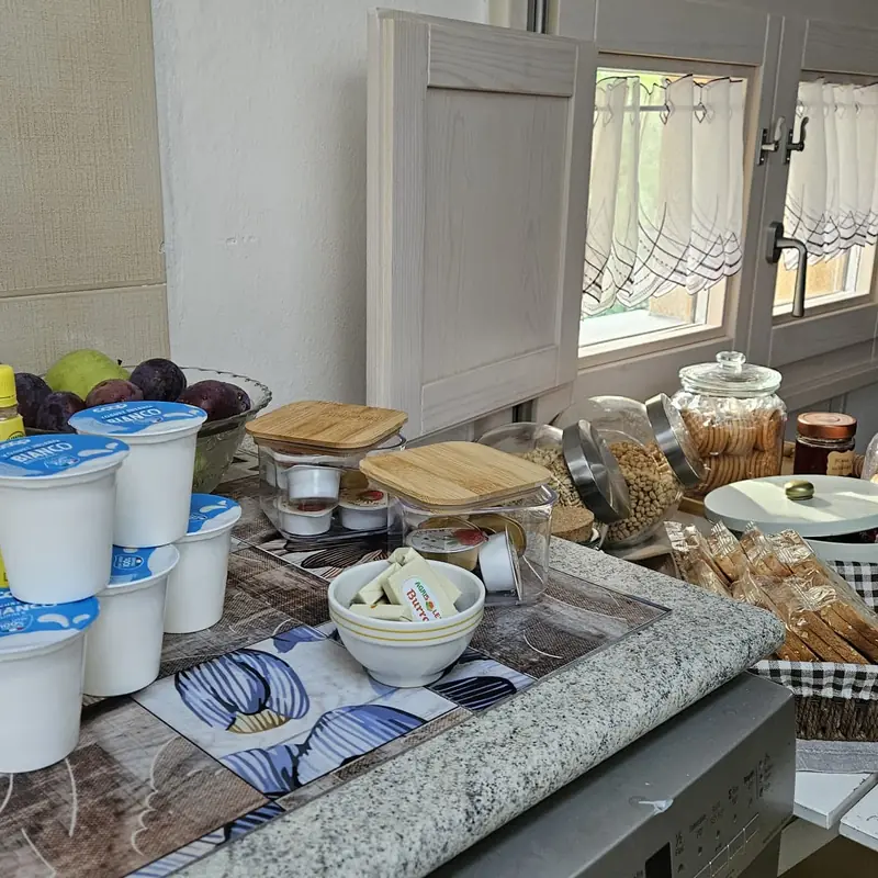 La colazione a buffet servita al Nonna Marisa B&B