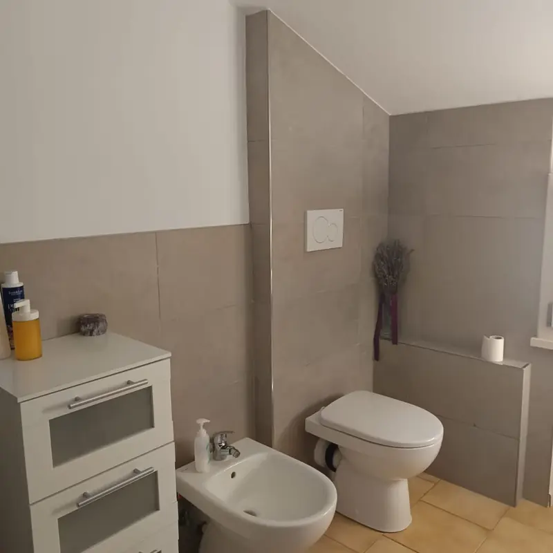 Il bagno, luminoso e recente