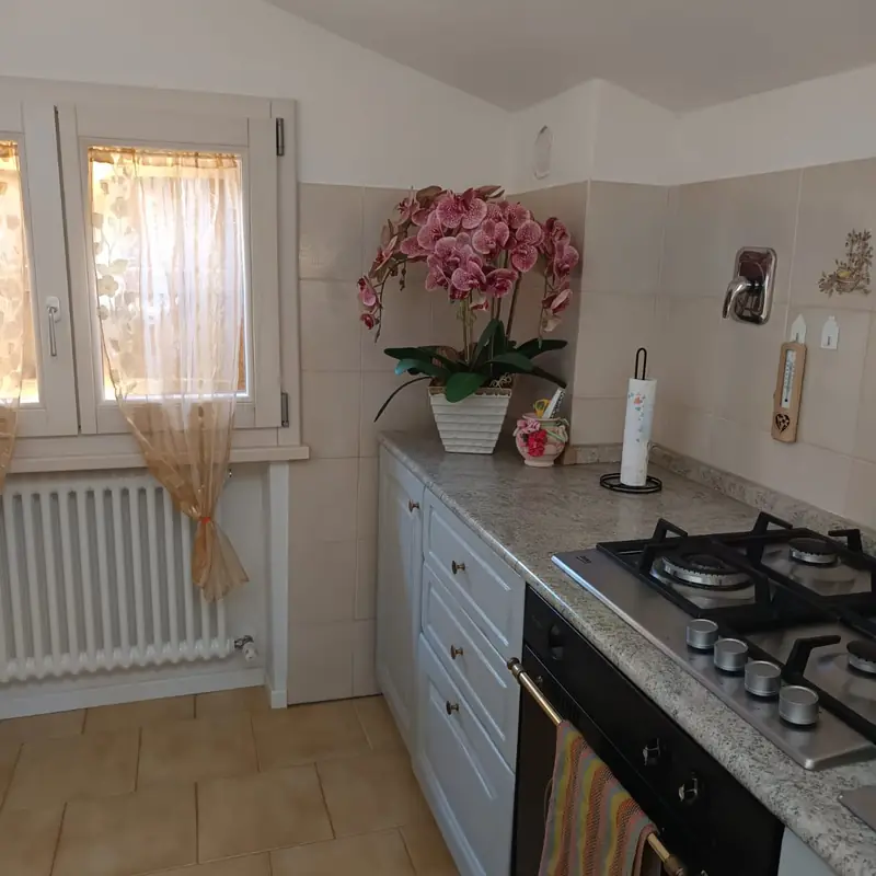 La cucina open space della sala in comune