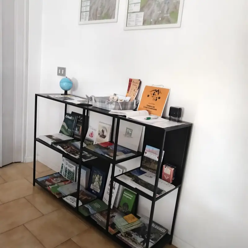 Il desk informativo con i depliant dei cammini e del territorio