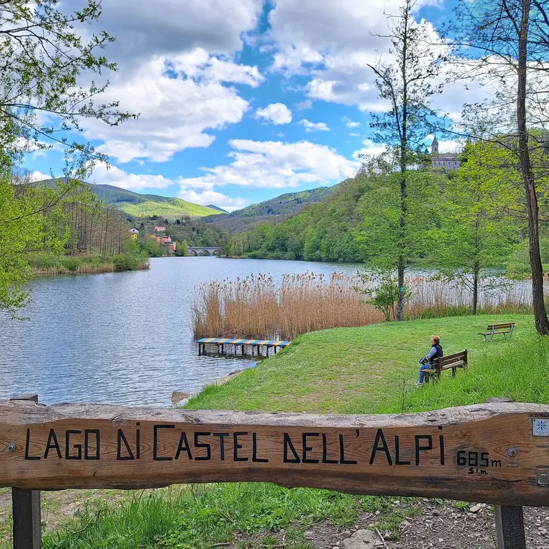 Il lago di Castel dell'Alpi, a 3 km dal B&B