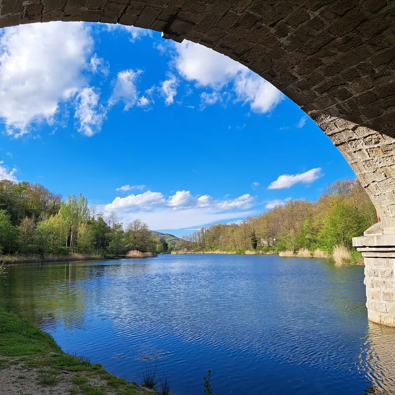 Il lago di Castel dell'Alpi tra i boschi dell'Appennino