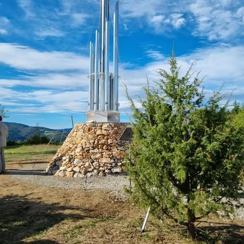 Un'opera di land art del Bologna Montana Art Trail (BOM Art Trail) nei prati dell'Appennino