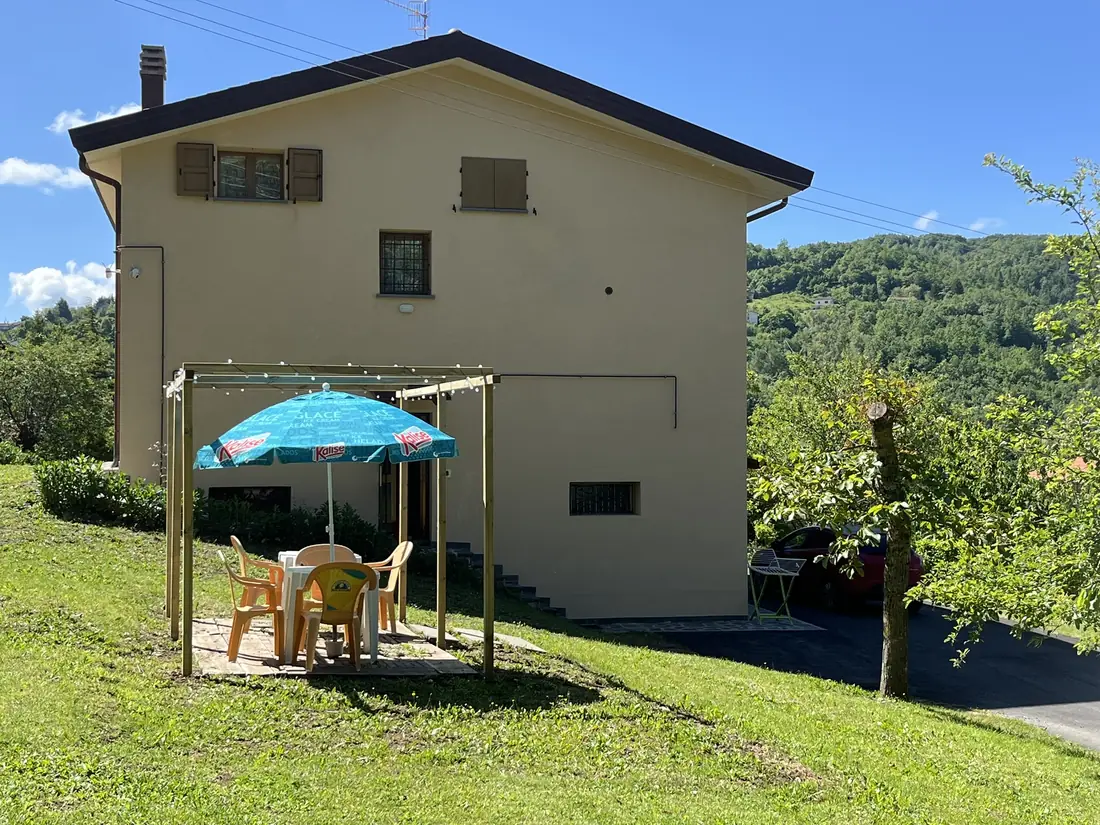 Il pergolato e il giardino del Nonna Marisa B&B a Madonna di Fornelli