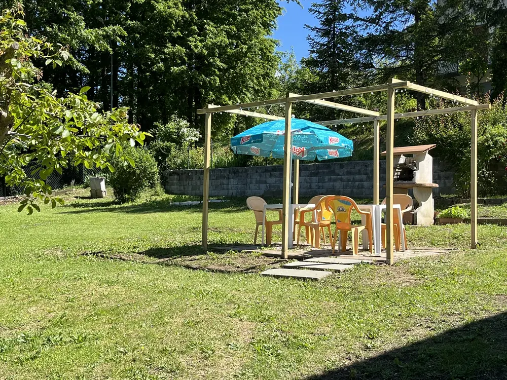 Il pergolato e il giardino recintato del Nonna Marisa B&B a Madonna di Fornelli